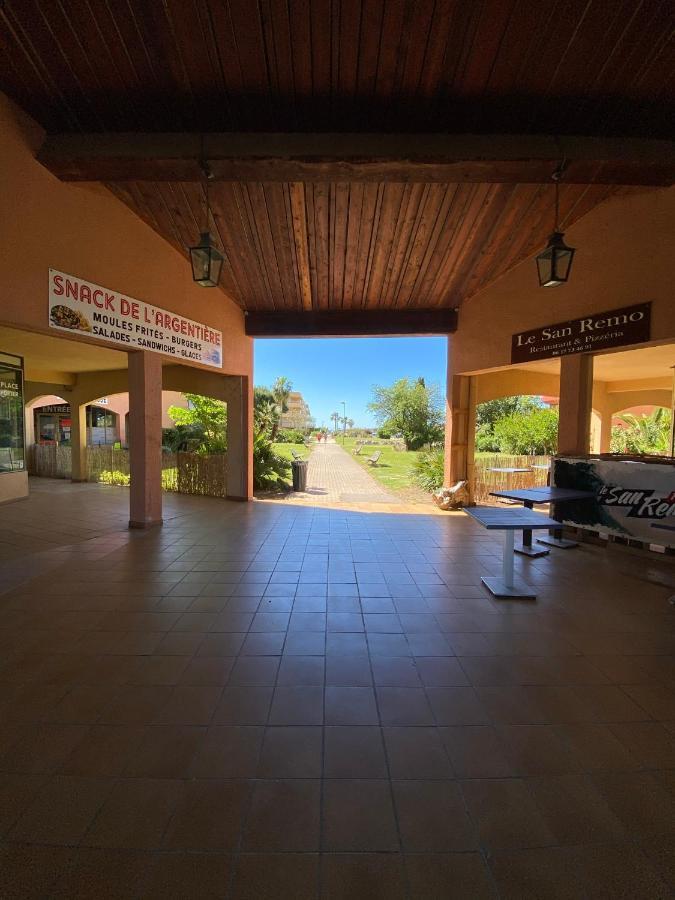 Les Locations Cinaureva « L'Argentiere » Apartment Ла Лонд-ле-Мор Екстериор снимка